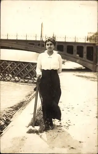 Foto Ak Paris, Junge Frau, Portrait, Brücke