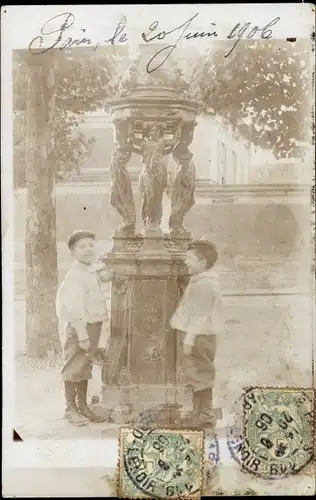 Ak Paris, Brunnen, 2 Jungs