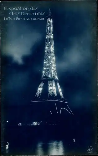 Ak Paris VII, Der Eiffelturm, Nachtansicht, Ausstellung für dekorative Kunst