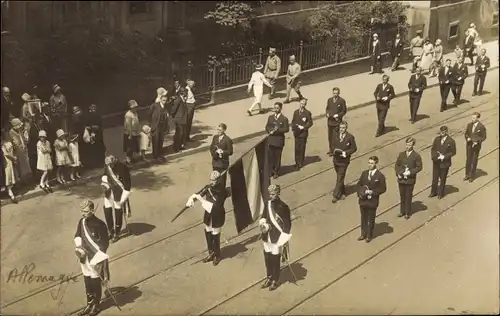 Studentika Foto Ak Marschierende Studenten, Fahne, Säbel, Fest