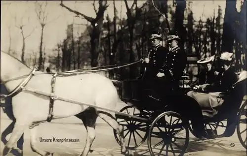 Ak Kronprinzessin Cecilie von Preußen in einer Kutsche, 1906