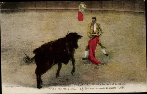 Ak Bullfight, Matador-Stierkampf mit einer Krücke