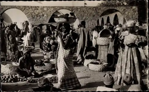 Ak Dakar Senegal, Au Marche de Medina, Frau trägt Ware auf dem Kopf, Obst, Gemüse