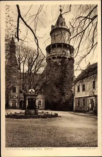 Ak Wiesenburg in der Mark, Schloss, Schlosshof