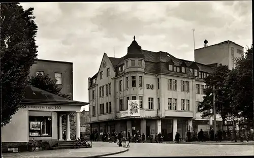 Ak Senftenberg in der Niederlausitz, HO Kaufhaus, HO Lebensmittelgeschäft