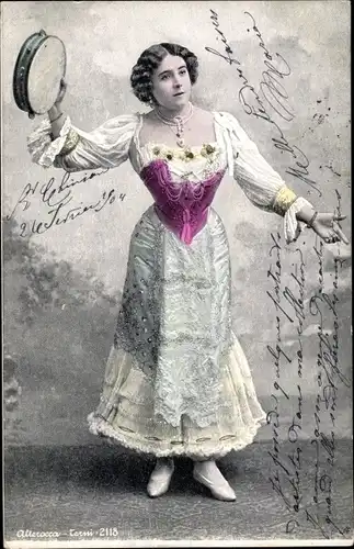 Ak Frau im Kleid mit Tambourin, Standportrait