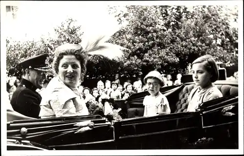 Ak Den Haag Südholland, Königin Juliana der Niederlande mit Familie, Kutsche 1955