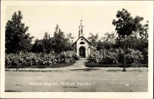 Ak Deutsch Wagram in Niederösterreich, Park mit Kapelle