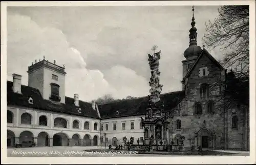 Ak Heiligenkreuz Niederösterreich, Stift Heiligenkreuz, Stiftshof, Dreifaltigkeitssäule