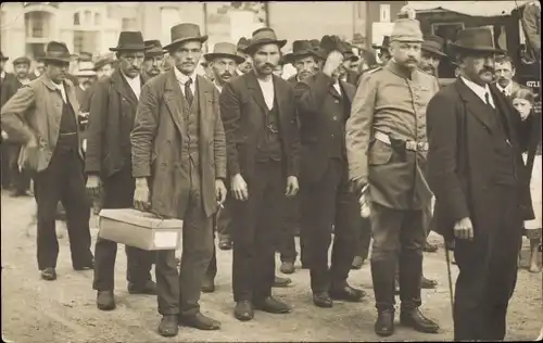 Foto Ak Männer vor der Musterung, Soldat in Uniform