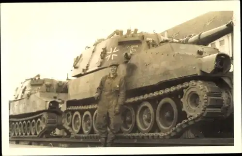 Foto Ak Soldat in Uniform vor einem Panzer, Bundeswehr