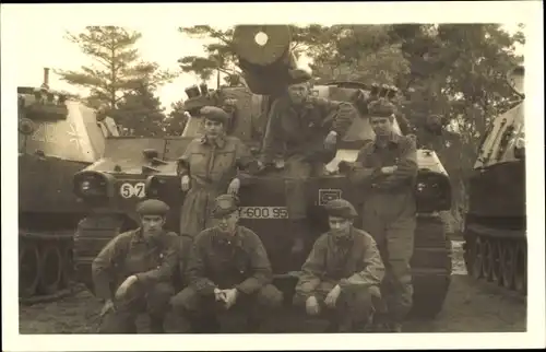 Foto Ak Soldaten mit Panzern, Bundeswehr Y 600 95