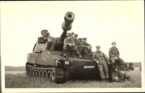 Foto Ak Soldaten mit Panzern, Bundeswehr, Y 610 506