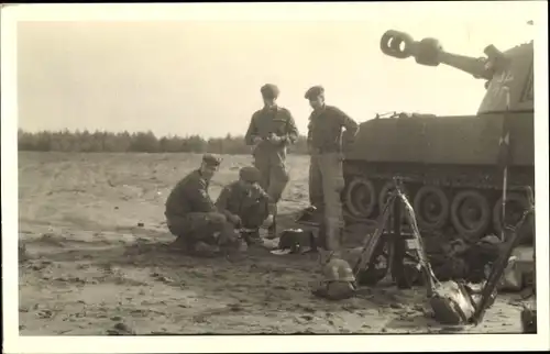 Foto Ak Soldaten mit Panzer, Bundeswehr