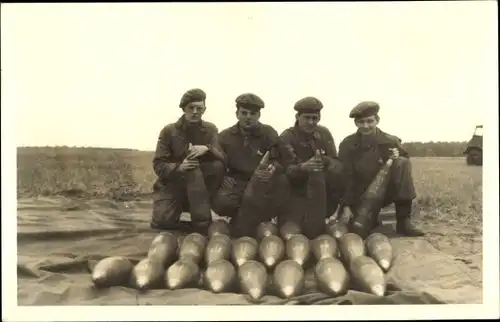 Foto Ak Soldaten der Bundeswehr mit Geschossen, Munition