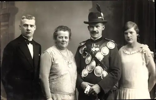 Foto Ak Schützenkönig, Frauen, Mann im Anzug, Schützenfest 1929