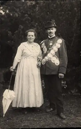 Foto Ak Schützenfest, Schützenkönig mit Frau, Portrait 1923