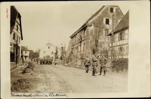 Foto Ak Heimsbrunn Elsass Haut Rhin, Deutsche Soldaten in Uniformen, Schule, Rathaus