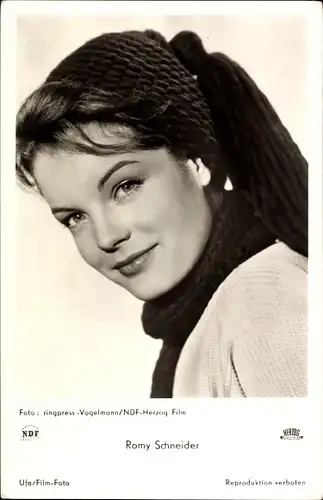 Ak Schauspielerin Romy Schneider, Portrait mit Schal, Kopftuch