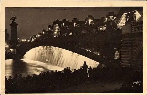 Ak Paris, Ausstellung für dekorative Kunst 1925, Leuchtende Kaskade des Pont Alexandre III