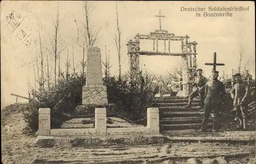Ak Bouconville Ardennes, Soldaten vor dem deutschen Soldatenfriedhof, Denkmal
