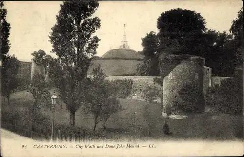 Ak Canterbury Kent England, Stadtmauern und Dane John Mound