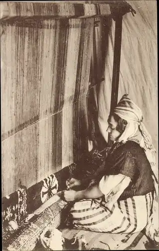 Ak Junge Araberin in Volkstracht, Teppichweberin, Maghreb