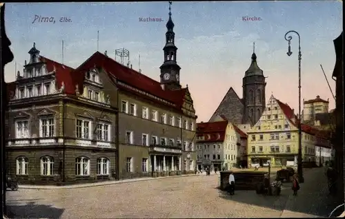 Ak Pirna Sachsen, Straßenpartie mit Blick auf Rathaus und Kirche