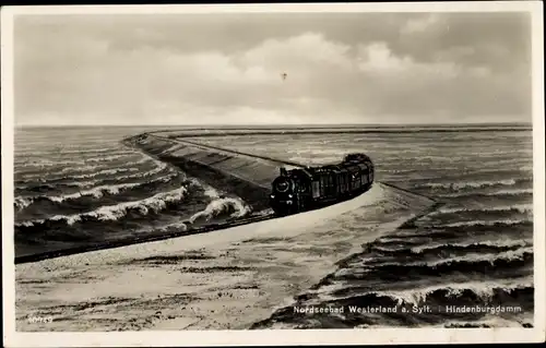 Ak Westerland auf Sylt, Lokomotive auf dem Hindenburgdamm