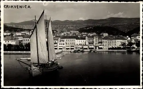 Ak Crikvenica Kroatien, Segelboot im Hafen, Anlegestellen