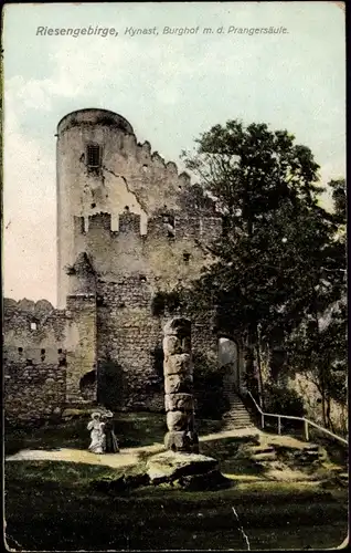 Ak Sobieszów Hermsdorf Kynast Riesengebirge Schlesien, Burghof mit der Prangersäule