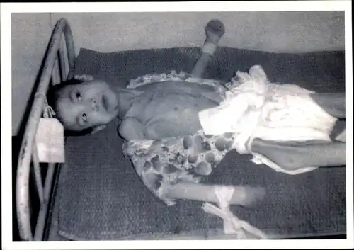 Ak China, Protest gegen die unmenschliche Behandlung von Kindern in Waisenhäusern