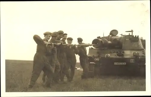 Foto Ak Soldaten mit Panzer, Bundeswehr, Y 610 506