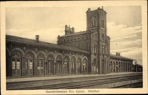 Ak Guntershausen Baunatal in Hessen, Bahnhof, Gleisseite, Bahnhofsgebäude