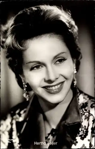 Ak Schauspielerin Hertha Feiler, Portrait, Ohrringe, Kragen