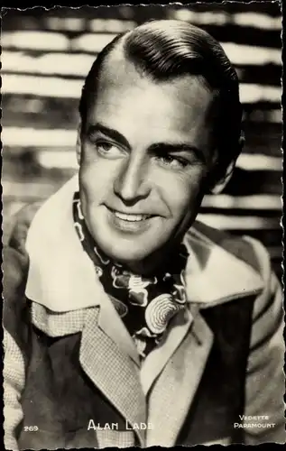 Ak Schauspieler Alan Ladd, Portrait, Halstuch