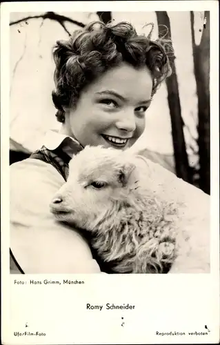 Ak Schauspielerin Romy Schneider, Portrait mit Lamm