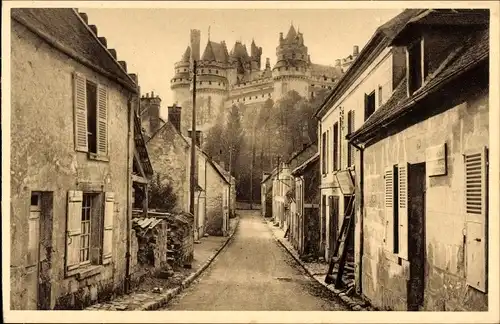 Ak Pierrefonds Oise, Schloss von einer alten Straße gesehen