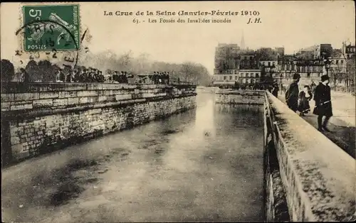 Ak Paris VII, Die Überschwemmung der Seine, Januar Februar 1910, Les Fosses des Invalides