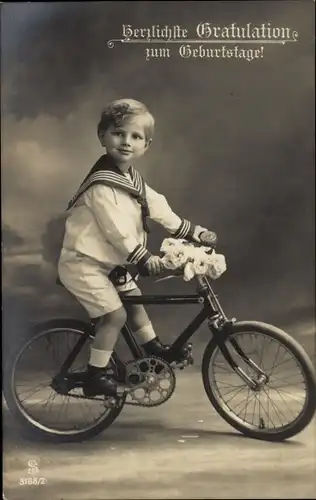 Ak Glückwunsch zum Geburtstag, Junge in Matrosenanzug auf einem Fahrrad