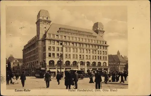 Ak Essen im Ruhrgebiet, Hotel Handelshof, Autos, Straßenbahn, Passanten