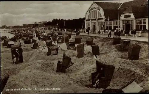 Ak Grömitz, An der Strandhalle, Strandkörbe, Badegäste