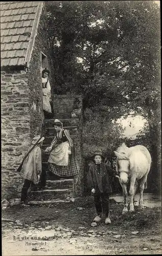 Ak Liebespaar, Jäger mit Gewehr, Kind mit Pferd, Französische Tracht