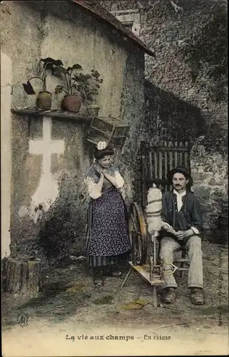 Ak Französische Tracht, Mann am Spinnrad, Begeisterte Frau
