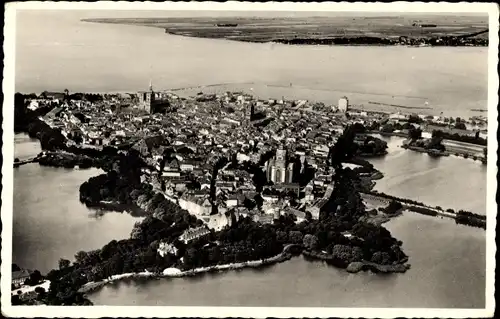 Ak Stralsund in Vorpommern, Gesamtansicht, Fliegeraufnahme