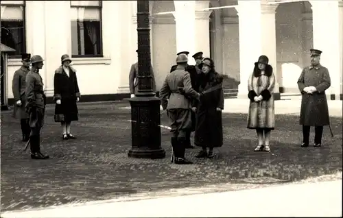 Foto Ak Niederländisches Königshaus, Palast, Grenadiere