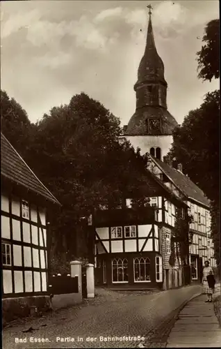 Ak Bad Essen in Niedersachsen, Partie in der Bahnhofstraße, Kirche, Fachwerkhäuser