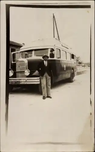 Foto Ak Mann mit Hut vor einem Autobus, KFZ Kennz. 6188 TU 3