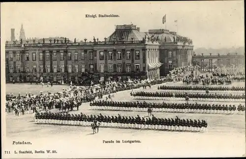 Ak Potsdam in Brandenburg, Königliches Stadtschloss, Parade im Lustgarten