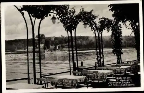 Ak Potsdam in Brandenburg, Blick von der Glienicker Brücke auf Schloss Babelsberg